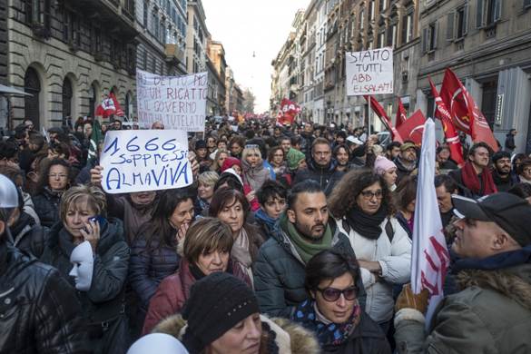 Una manifestazione di lavoratori Almaviva contro i 1.666 licenziamenti a Roma nel 2016