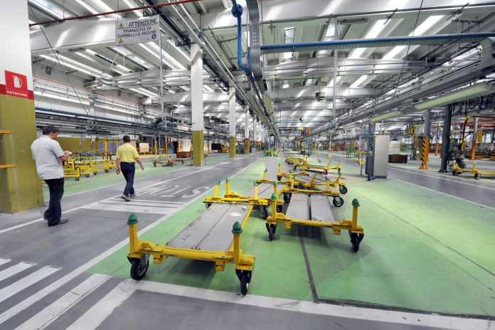 L'interno di uno stabilimento Dema, azienda dell'aerospaziale