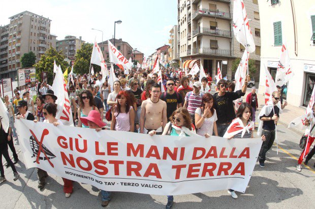 http://ilmanifesto.info/wordpress/wp-content/uploads/2013/09/12/13desk-no-terzo-valico.jpg
