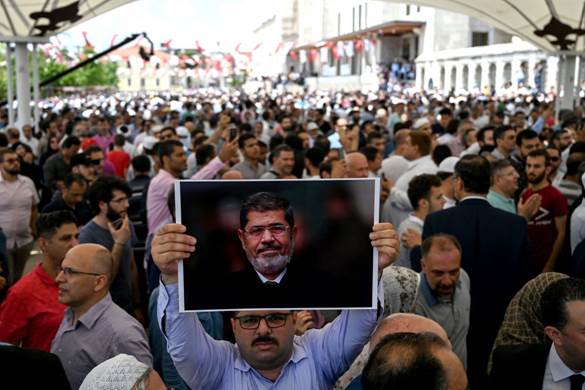 Istanbul, in migliaia hanno partecipato ieri alla preghiera (e protestato) per l�ex presidente egiziano Morsi fuori dalla moschea Fatih