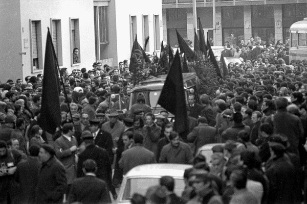 http://download.kataweb.it/mediaweb/image/brand_repmilano/2009/11/29/1259487455313_469funeralipinelli9.jpg