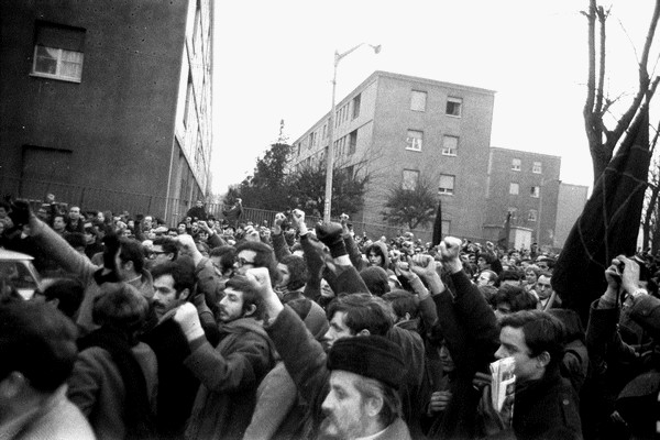 http://download.kataweb.it/mediaweb/image/brand_repmilano/2009/11/29/1259487455405_669funeralipinelli7.jpg