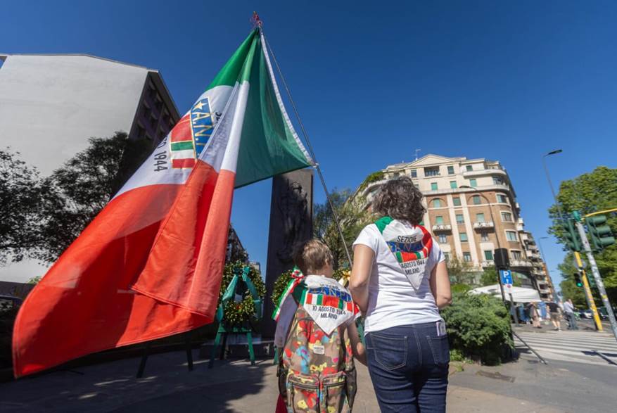 Milano, commemorazione davanti al monumento che ricorda l�eccidio di Piazzale Loreto nel giorno della Liberazione