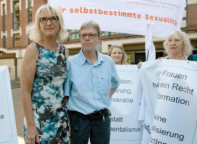 Sit in in solidariet� con Bettina Gaber e Verena Weyer 