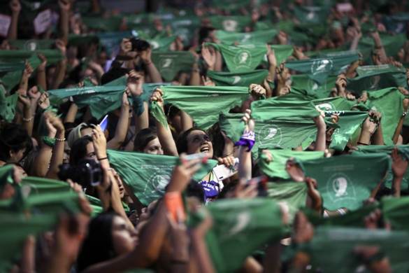 Buenos Aires, manifestazione per la legalizzazione dell�aborto; in basso una volontaria delle Socorristas en Red 