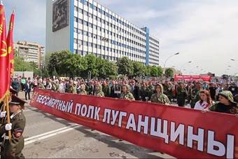 �Бессмертный полк-2019� в Луганске прошел под сильным дождем. Фото: gorod-lugansk.com