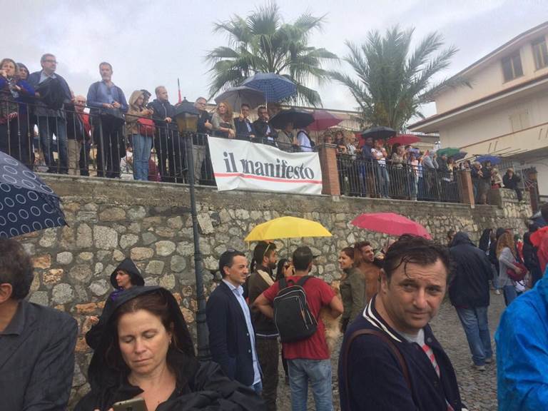 https://static.ilmanifesto.it/2018/10/f69934ec-8895-446e-a52d-d50ec6927b09-riace.jpg