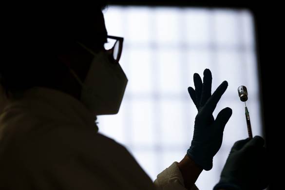Campagna di vaccinazione al Policlinico Umberto I di Roma; in basso Nicola Zingaretti e Roberto Speranza alla presentazione del vaccino ReiThera