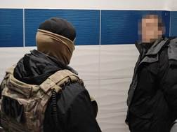 Un uomo che, secondo il Servizio di sicurezza dello Stato ucraino, � un agente dell'intelligence militare russa, � detenuto in un luogo sconosciuto