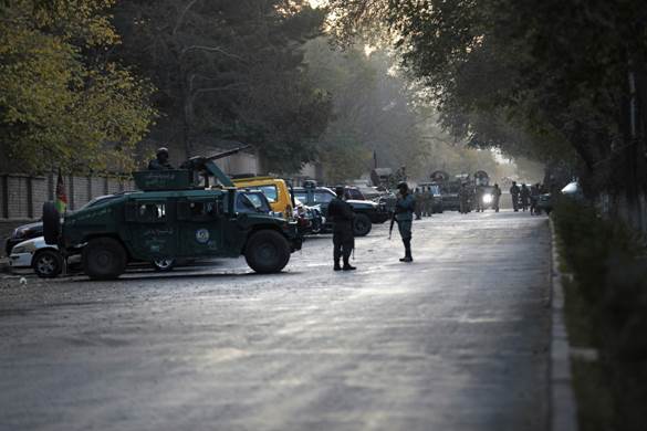 La polizia afghana all�Universit� di Kabul dopo l�attentato