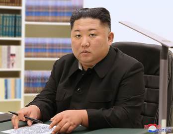 L'immagine pu� contenere: 1 persona, persona seduta e primo piano, il seguente testo "조 앙동신"