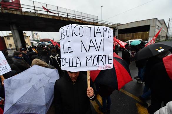 Il presidio fuori il porto di Genova contro l�attracco della Bahri Yanbu 