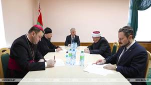 I leader delle quattro principali confessioni religiose del Paese durante un incontro con il commissario bielorusso per gli affari religiosi ed etnici Aleksandr Rumak