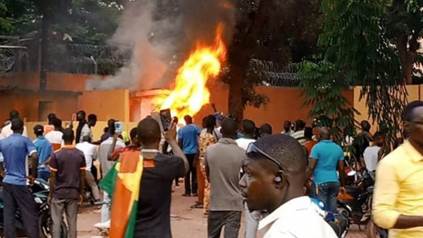 Burkina: tirs de gaz lacrymog�nes de l'int�rieur de l'ambassade de France pour disperser des manifestants