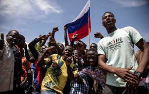 Molti manifestanti in Burkina Faso vogliono che lo stato collabori con la Russia invece che con la Francia su questioni di sicurezza.