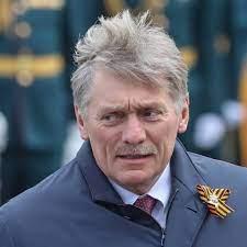 Peskov: "Non escluso" un incontro Putin-Zelensky, ma "solo per firmare un  certo documento"