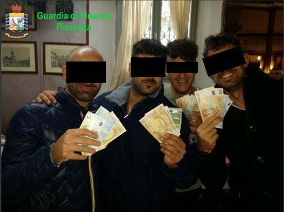 Alcuni dei militari arrestati, abbracciati a presunti spacciatori 