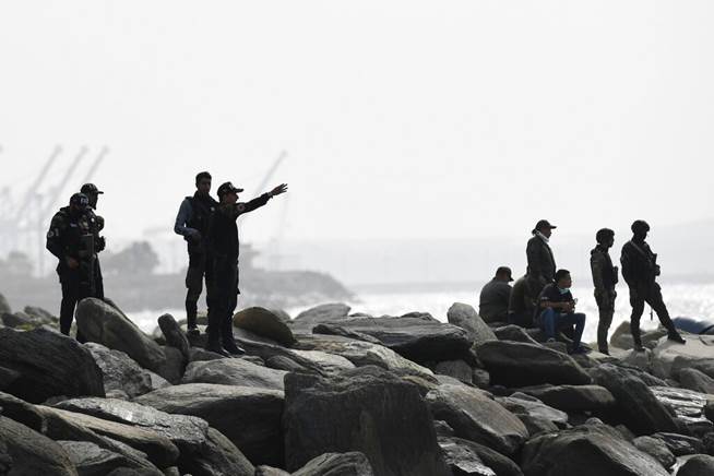 Militari venezuelani sul luogo dello sbarco dei paramilitari