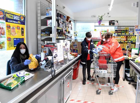 Una cassiera in un supermercato