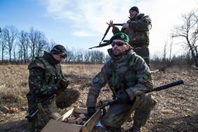 Membri di un battaglione ceceno che combattono contro i ribelli appoggiati dalla Russia a Lysychansk, in Ucraina, a febbraio.
