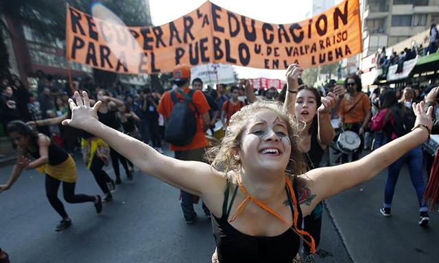 Miles de personas se manifiestan durante una marcha de estudiantes junto a profesores y trabajadores de la educaci�n.(Foto:EFE)
