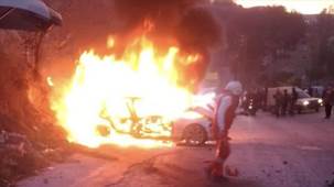 Un'auto in fiamme, dopo essere stata attaccata da un drone israeliano nel sud del Libano, il 4 gennaio 2026.