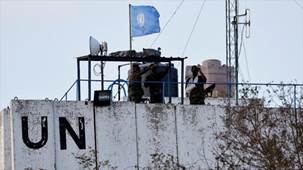 I membri della forza di pace delle Nazioni Unite (UNIFIL) osservano il confine tra Libano e Israele dal tetto di una torre di guardia nella città libanese meridionale di Marwahin.