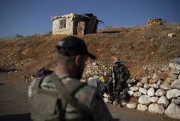 Membri delle nuove forze di sicurezza a guardia di un posto di blocco vicino al confine con il Libano, nella citt� di Sargaya, in Siria, marted� 7 gennaio 2025