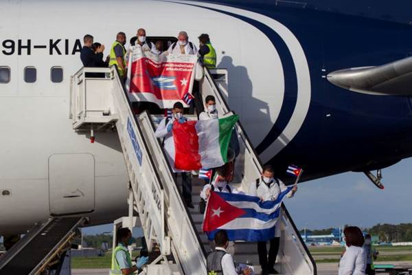 https://static.ilmanifesto.it/2020/06/12sto-cuba-medicos-crema-havana.jpg