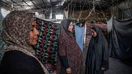 Una donna palestinese incinta si trova in un magazzino a Rafah, dove sta prendendo rifugio. AFP