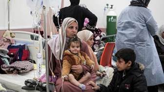 Le donne e i bambini palestinesi sfollati dal nord di Gaza ricevono cure mediche in una clinica di Rafah. AFP