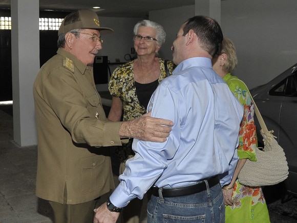 El Héroe de la República de Cuba Fernando González con el General de Ejército Raúl Castro Ruz..Foto: Estudios Revolución