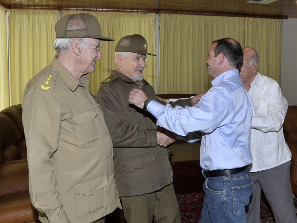 Fernado González saluda al Comandante de la Revolución Ramiro Valdez y otros dirigentes de la Revolución.