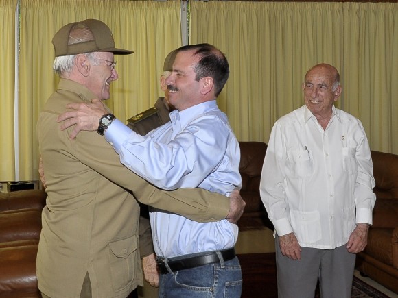 Fernando González saluda al Ministro del interior General de Cuerpo de Ejército Abelardo Colomé Ibarra. A la derecha en la foto José Ramón Machado Ventura, Segundo Secretario del CCPCC. Foto: Estudios Revolución.