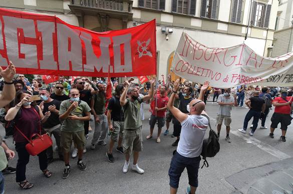 Gli operai della Gkn in piazza