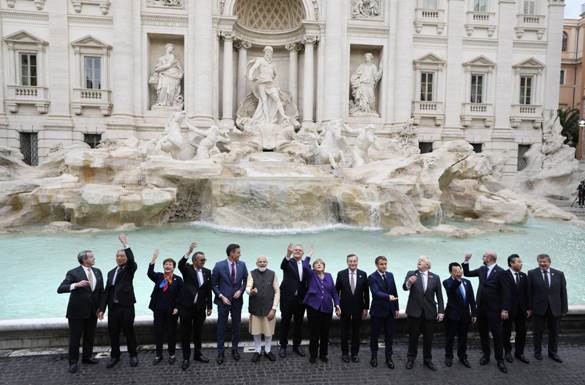 I leader del G20 tirano la monetina nella Fontana di Trevi durante il vertice di Roma 