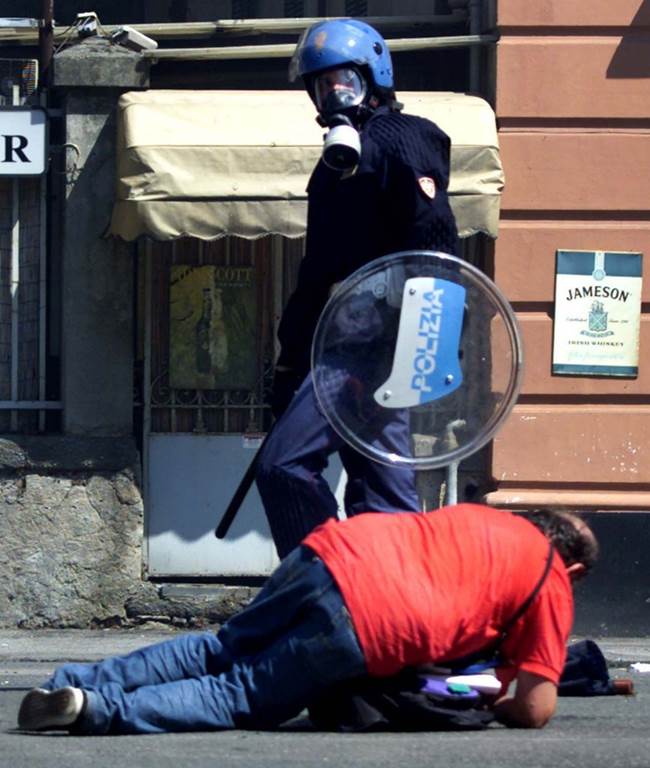 https://ilmanifesto.it/cms/wp-content/uploads/2017/07/18/21-g8-genova-poliziotto-dimostrante-a-terra.jpg