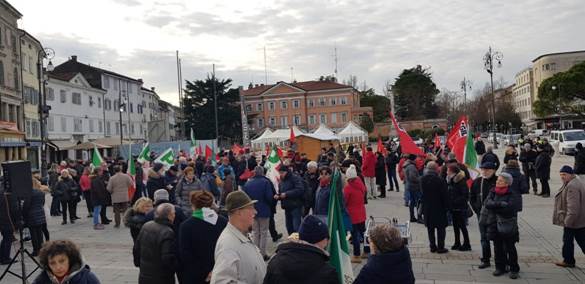 Antifascisti in piazza contro la commemorazione della X Mas; in basso la cerimonia in comune