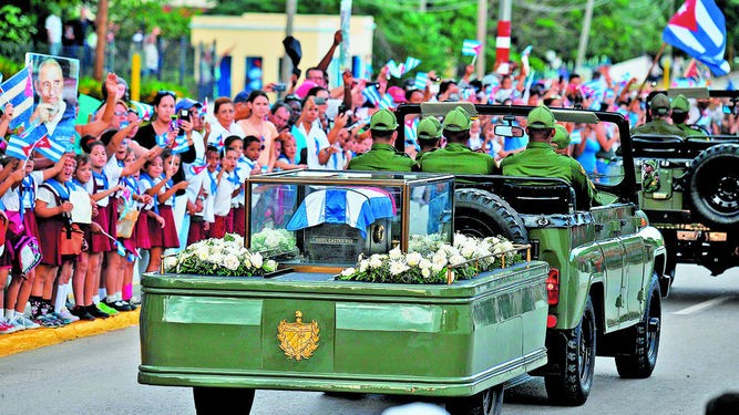 https://www.lacittafutura.it/images/fidel-castro/caravana-cenizas-Fidel-Castro-Santiago_LPRIMA20161202_0169_26.jpg