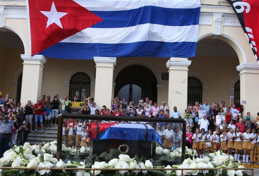 https://www.lacittafutura.it/images/fidel-castro/paso-de-la-caravana-con-cenizas-de-fidel-por-pueblos-y-ciudades-cubanas.jpg