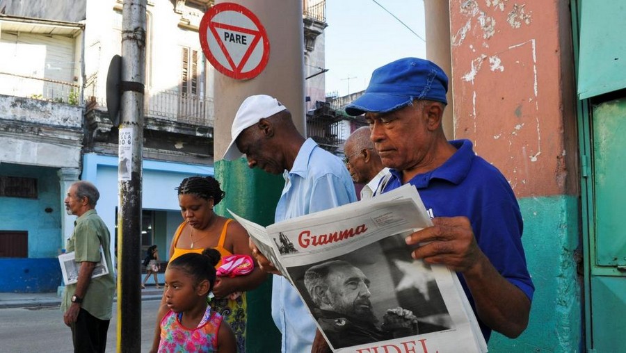 https://www.lacittafutura.it/images/fidel-castro/un-cubain-lit-le-quotidien.jpg