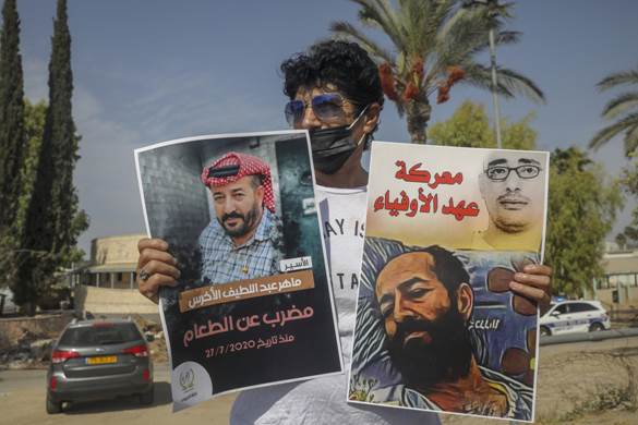 Protesta in solidariet� con il prigioniero palestinese Maher al-Akhras, fuori dal carcere di Ramla
