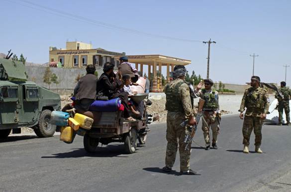 Civili afghani in fuga a causa dell�avanzata talebana a Herat