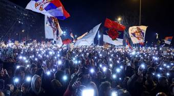 Persone con le torce dei loro cellulari accese durante una protesta a Novi Sad, in Serbia, sabato 1 febbraio 2025 (AP Photo/Armin Durgut)