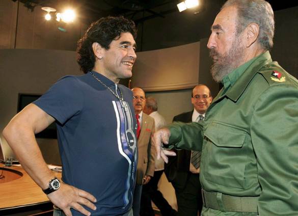 Maradona con Fidel Castro nell�ottobre 2005 all'Avana