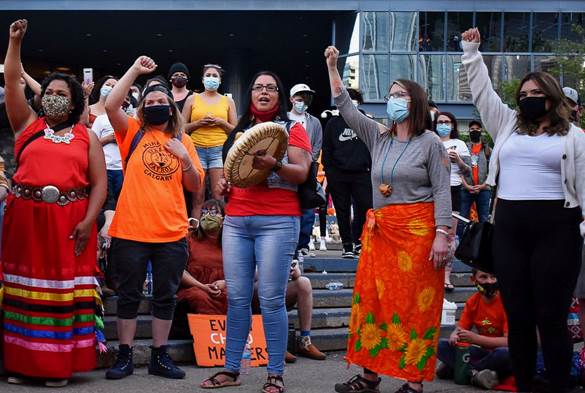 Una manifestazione a Calgary per i bambini indigeni  