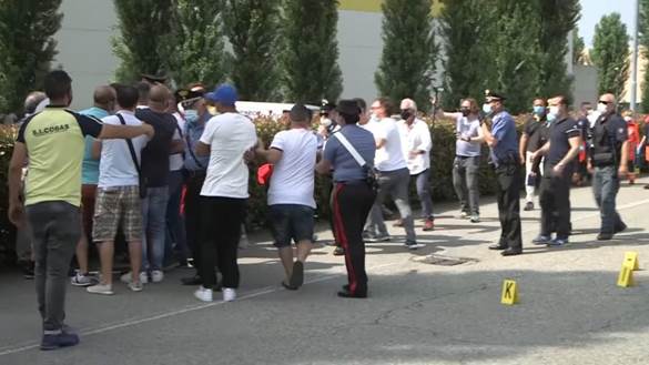 I parenti di Adil Belakhdim scortati dai carabinieri davanti al magazzino Lidl di Biandrate (Novara)