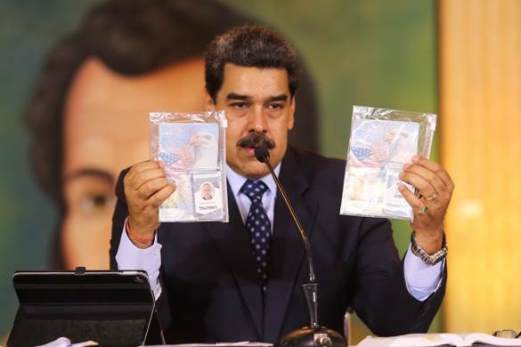 Maduro mostra i documenti del raffazzonato esercito che ha tentato lo sbarco in Venezuela