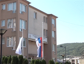 Zastave na pola koplja u Leposaviću, građani od 18 sati pale sveće kod spomenika palim borcima
