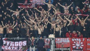 QUANDO I FRATELLI REAGONO: Questo � quello che hanno fatto i tifosi dell'Olympiacos quando hanno saputo della tragica uccisione dei serbi in Kosovo e Metohija (FOTO/VIDEO)